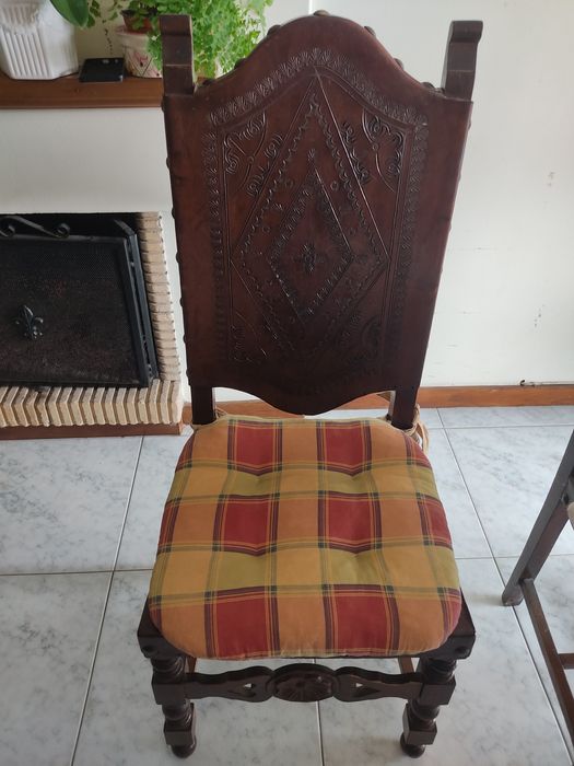 Mesa + 8 cadeiras para restaurar