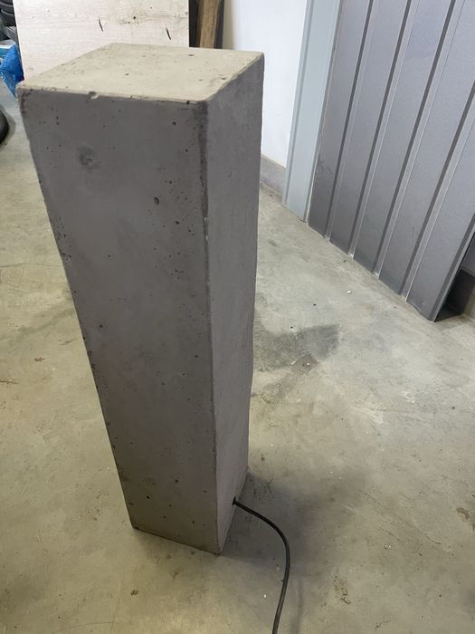 Lampa betonowa do ogrodu lub salonu