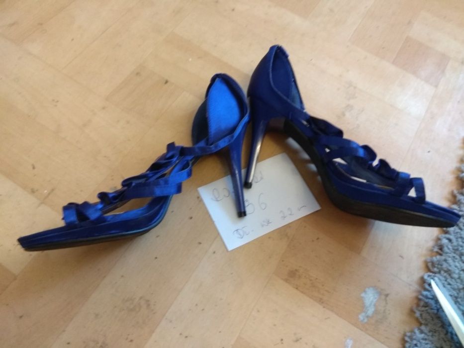 Piękne niebieskie buty. Wesele, studniówka, dyskoteka