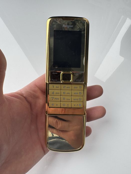 Новий кнопковий телефон у преміальному металевому корпусі Стиль Nokia