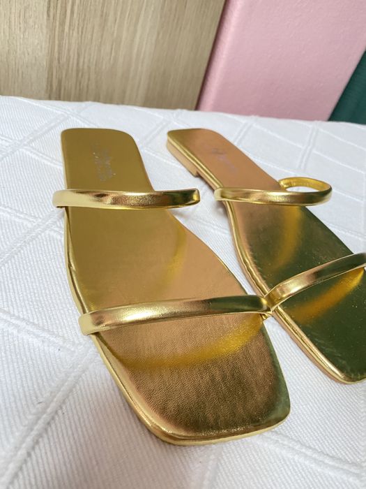 Sandalias Chinelos Rasos em Dourado (38) novos