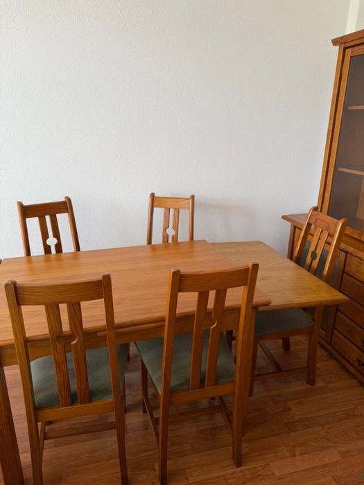Mesa de sala de jantar com cadeiras