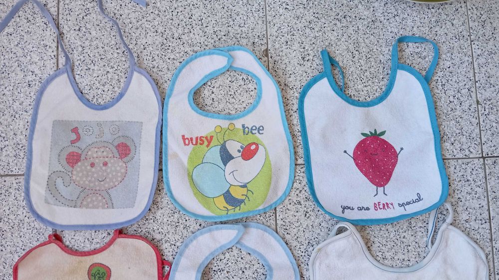 Várias babetes de bebé