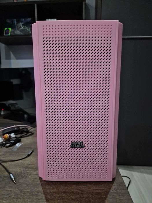 Piękny różowy komputer do gier