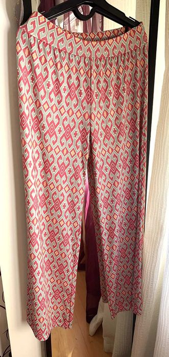 Calças fluídas em tons rosa, verde água e bege, T. Único