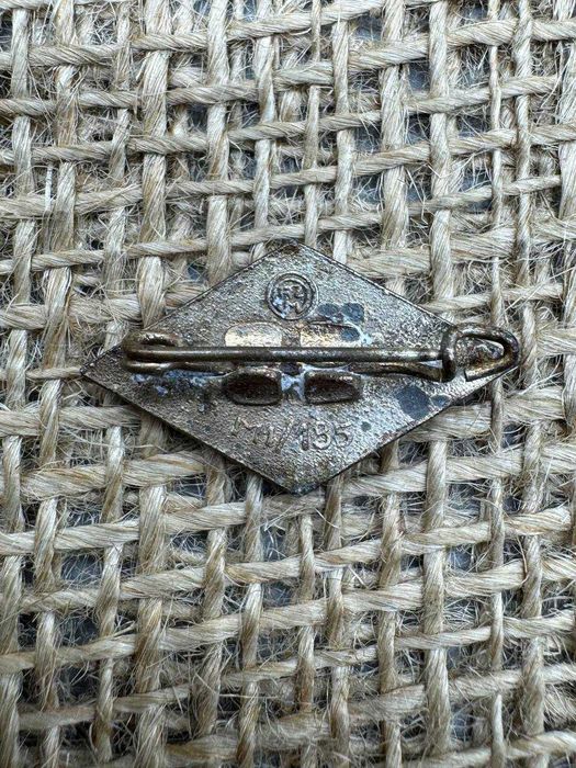 odznaka HJ Hitler Jugend RZM M1/185 original ww2