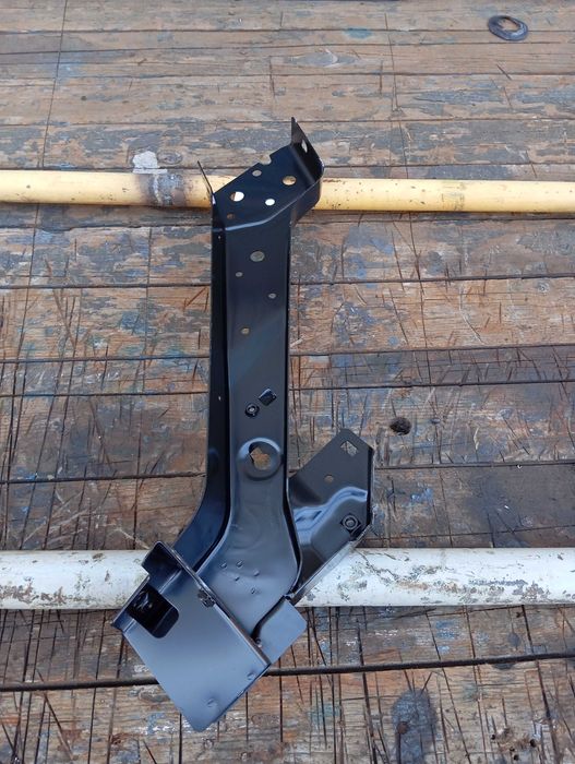 Продам кронштейн радіатора верхній лівий Dodge Durango 2014-18