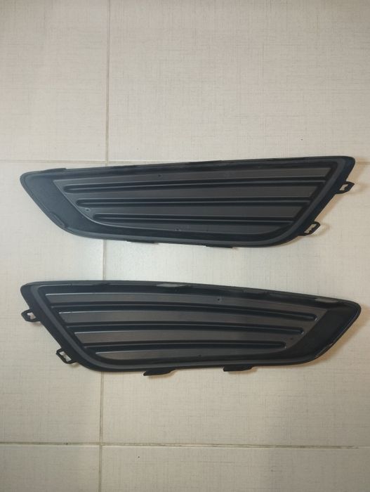 Заглушка, решітка протитуманних фар бампера Форд Фокус 3