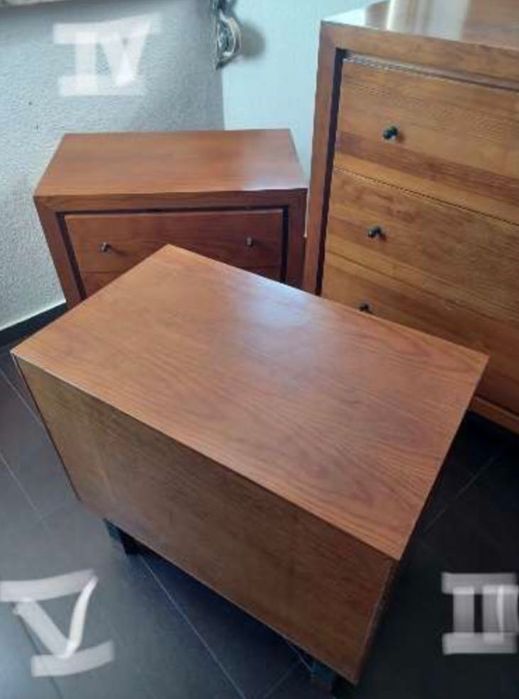 Conjunto de quarto moderno em madeira cómoda e mesas cabeceira