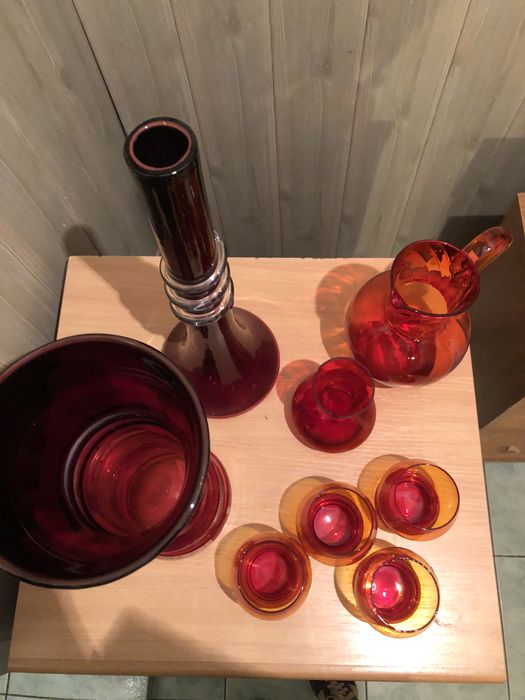 Wazon, szklanki, czerwone szkło Ząbkowickie