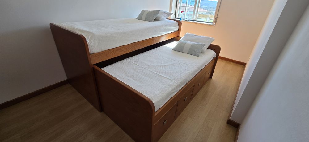Cama dupla de madeira maciça + roupa de cama + 1 colchão
