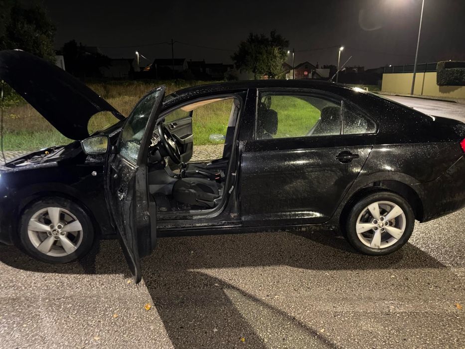 Vendo Skoda 1.6 muito bom de pintura e chapa