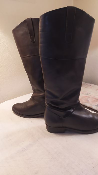 Botas em pele, castanhas em pele usadas mas bem estimadas