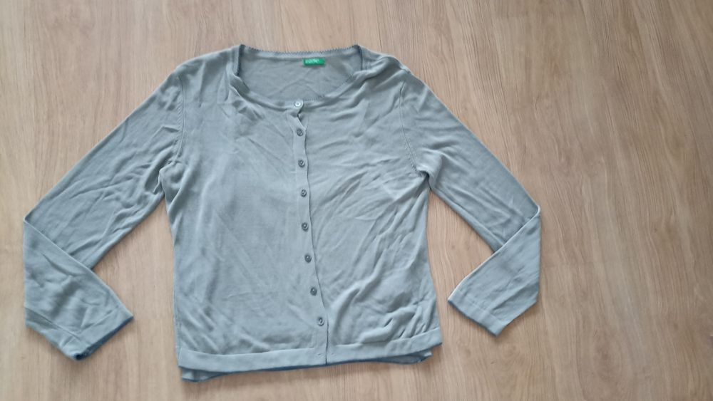 Cienki sweterek na guziczki z bluzeczką na ramiączkach Benetton rozmia