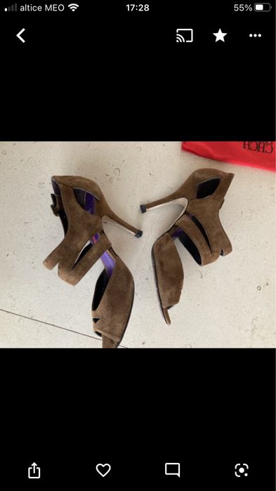 Carolina Herrera sapato alto em camurça caramelo