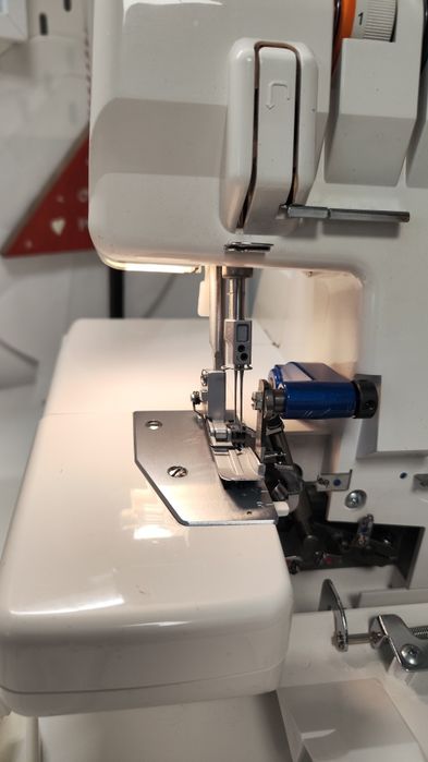 Máquina de Costura Corta e Coser Juki MO-4S