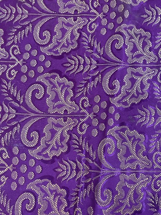 Naperon em brocado rouxo