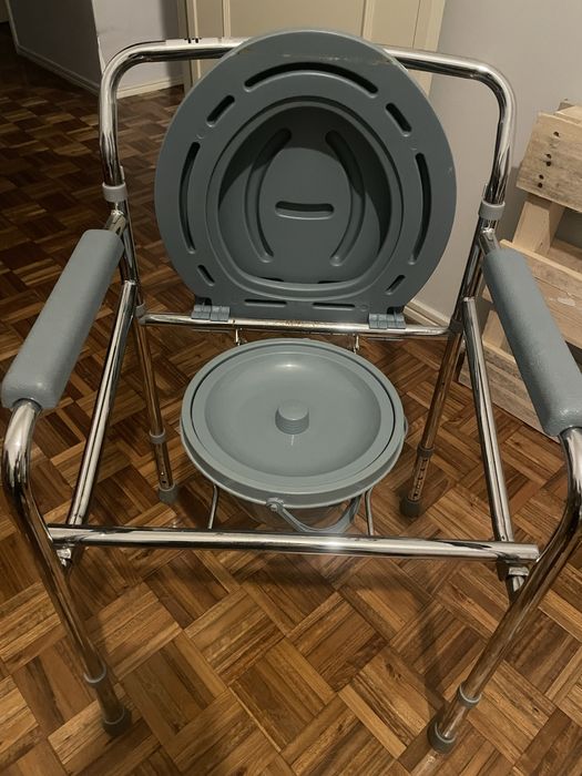 Cadeira sanitária usada