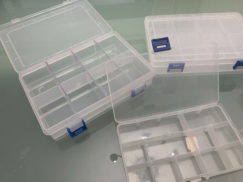 3 caixas com divisorias como novas