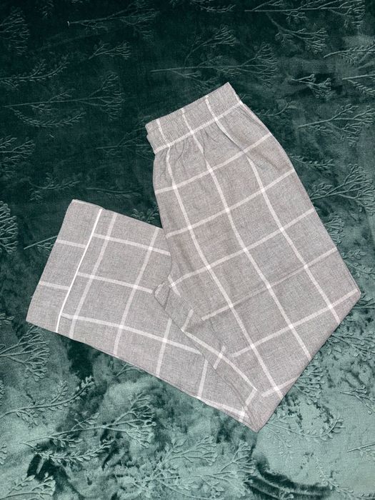 Pijama cinzento com riscas brancas