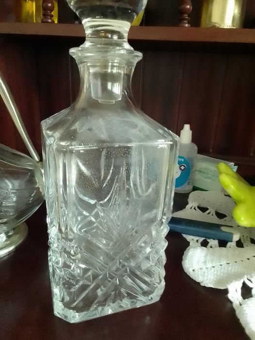 Garrafa em cristal muito bonita e antiga