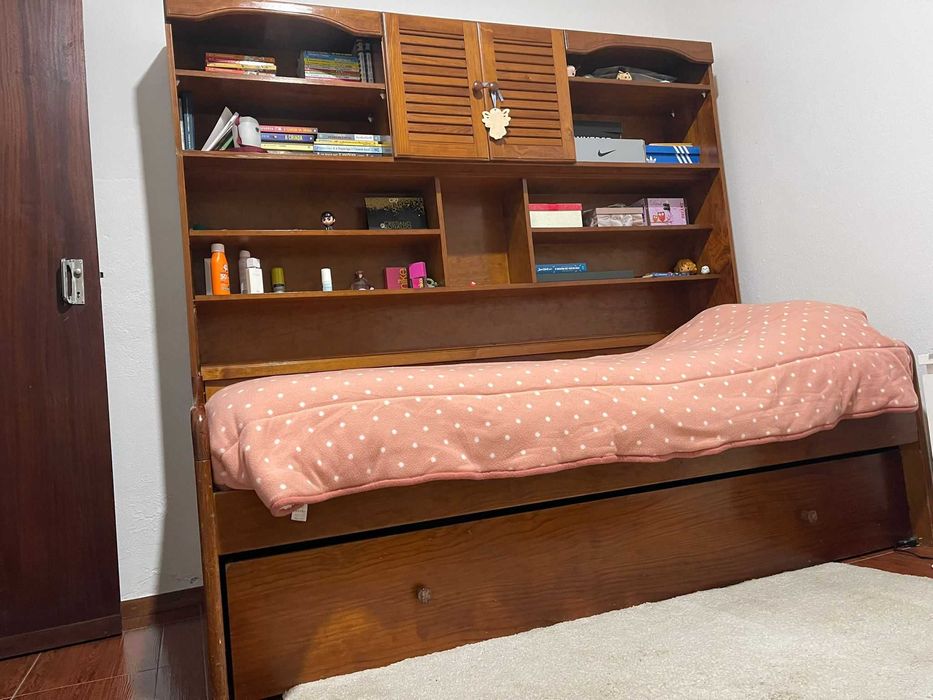 Cama dupla de solteira, estrados e colchão