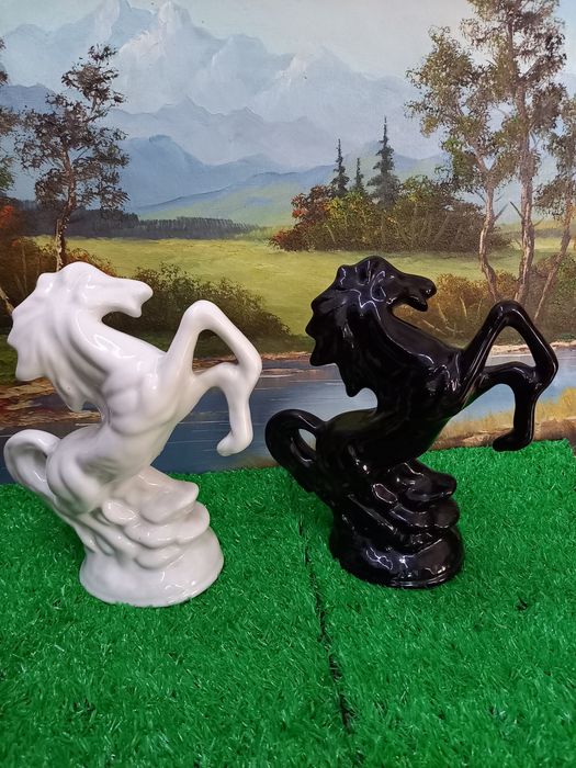 Figurki porcelanowe dwa piękne konie