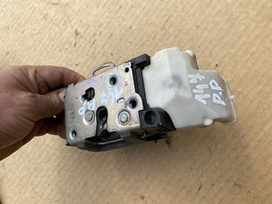 Alfa Romeo 147 zamek prawy przod