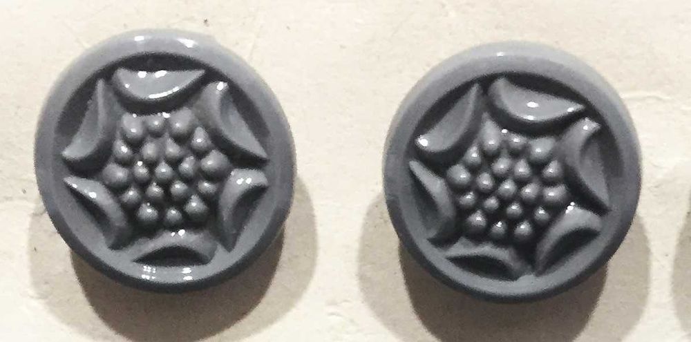 48 Botões antigos em plástico - feitos em Portugal