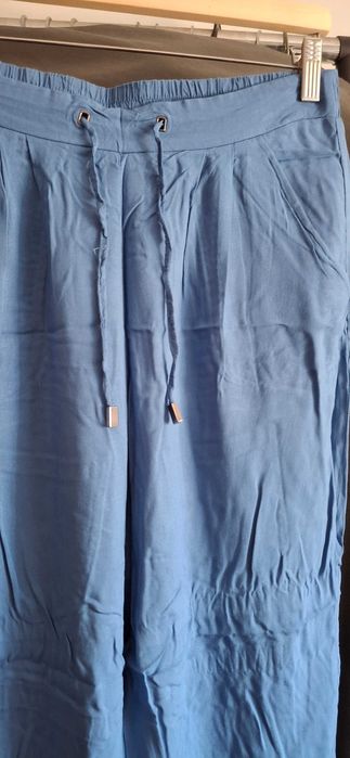 Calça azul clara com punho