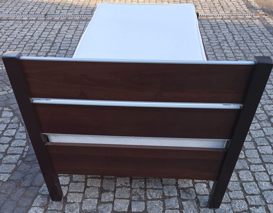 Łóżko drewniane z materacem