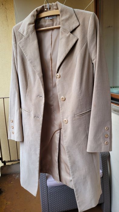 Sztruksowy beżowy płaszczyk z podszewką
