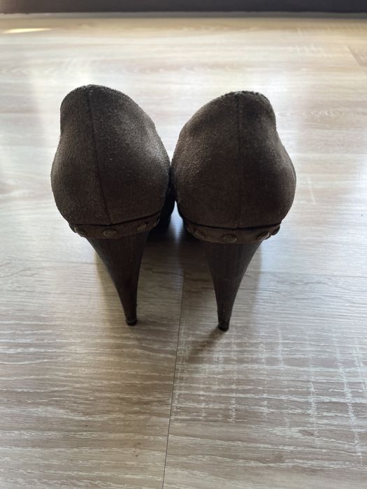 Brazowe szpilki Zara