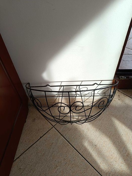 Metalowy kwietnik ścienny / balkonowy półokrągły czarny