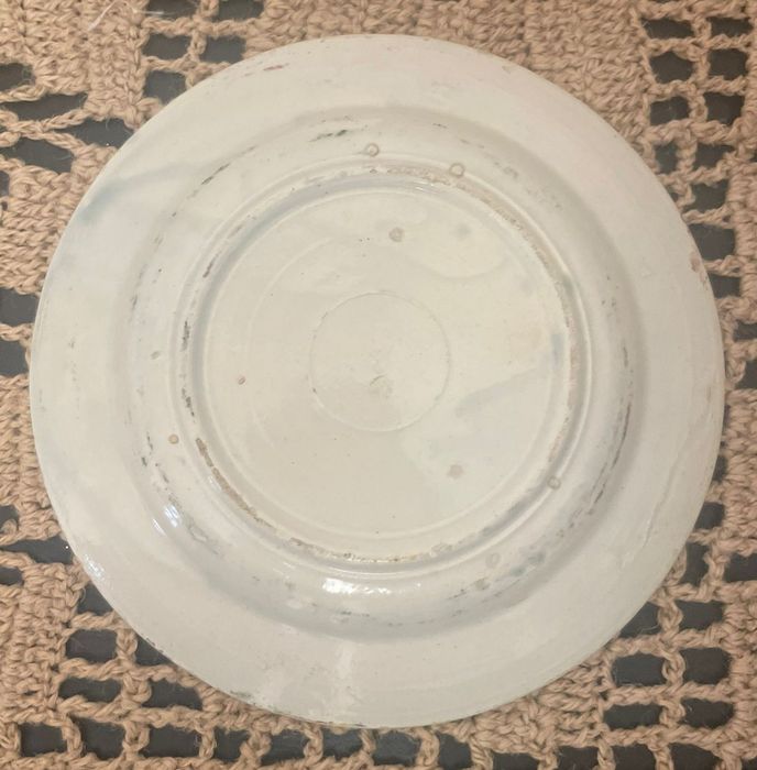 Prato esponjado em faiança antiga