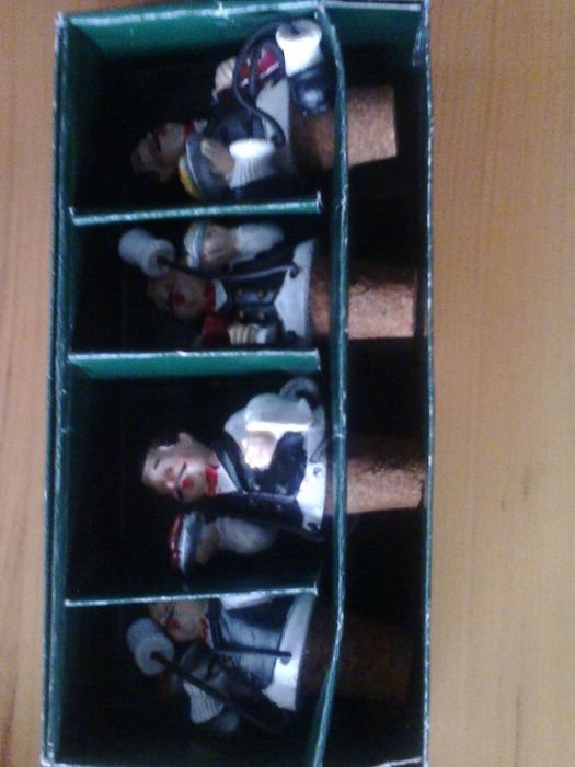 caixa com 4 Rolhas ( Bonecos)