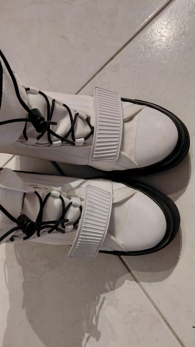 Botins brancos da marca all star converse