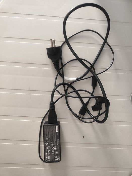 Portátil Lenovo V330-15IKB/i3-8250U/8GBRAM