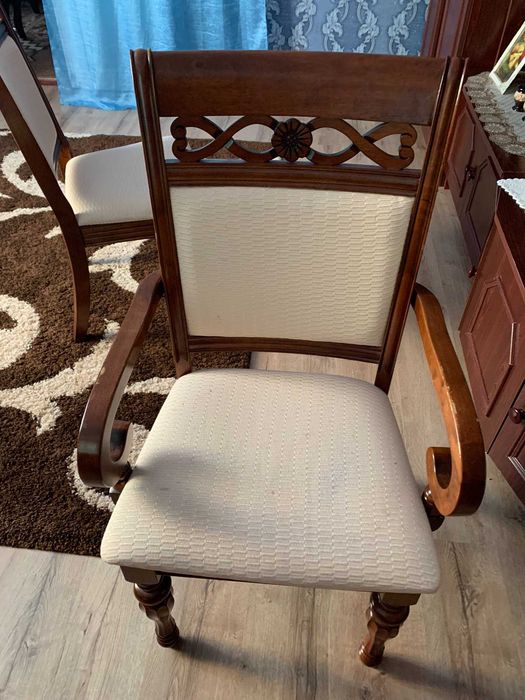 Стіл і 6 крісел нові.