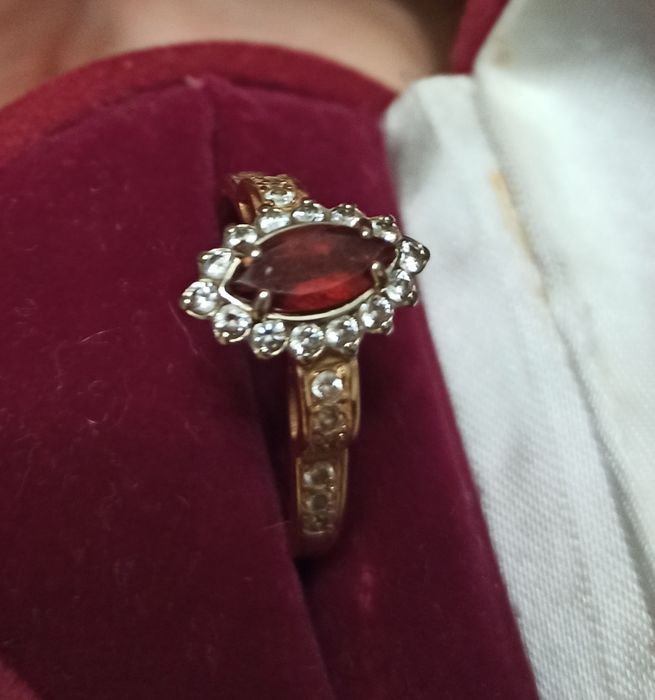 Продам  золотой комплект : серьги и кольцо с  гранатом