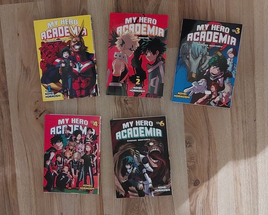 kilka tomów książek komiksów manga my hero academia