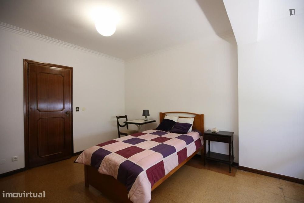 Quarto - localizado em Benfica Lisbon