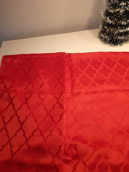 Kupon czerwonego materiału poliestrowego