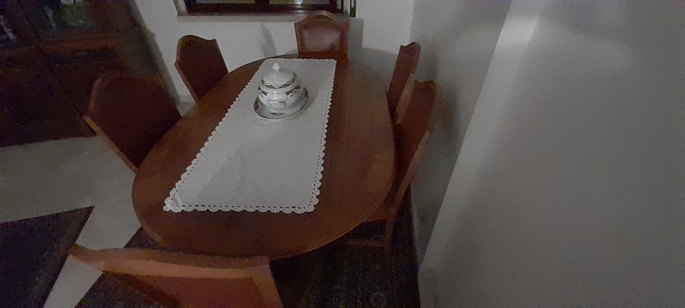 Movel e cadeiras de sala