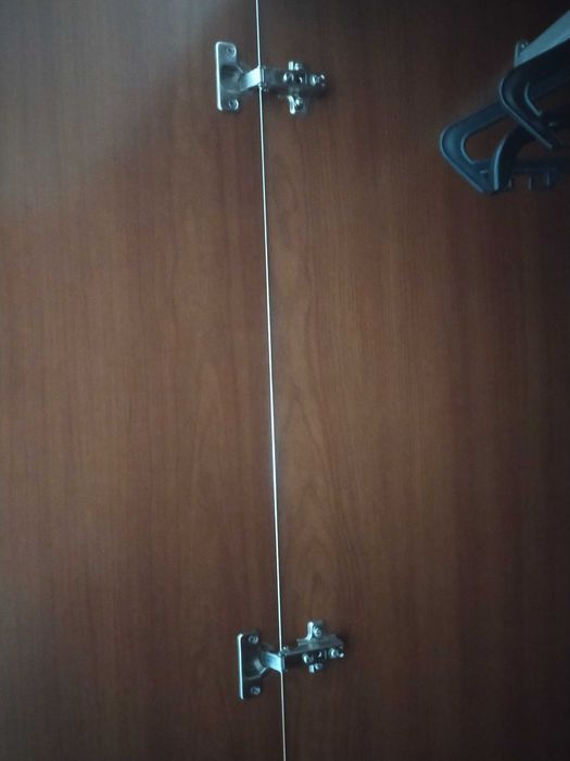 Guarda-fatos de duas portas em madeira