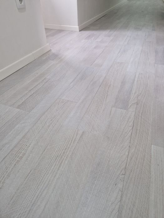 Piso laminado de madeira cinza