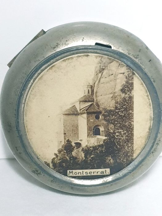 Antiga caixa de Peregrinação com copo de  Montserrat
