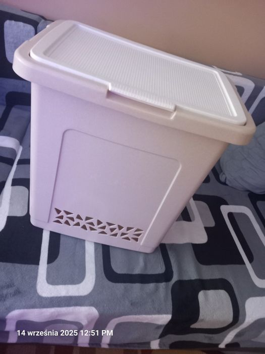 Kosz plastikowy na bieliznę i Kosze na odpady