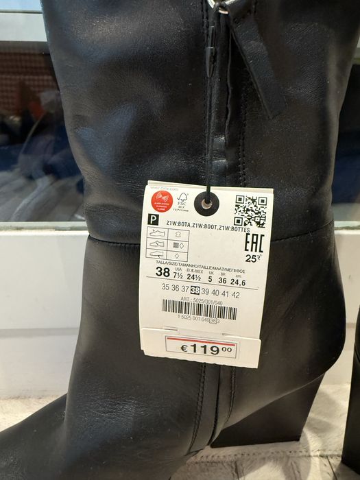 Bota preta de pele e de cano alto