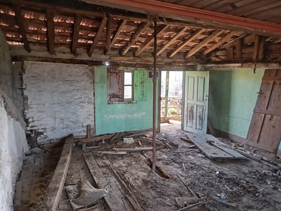 Casa em Pedra para Recuperar com água e luz